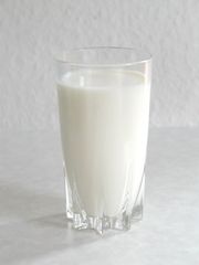 20070608093544-180px-milk-glass.jpg