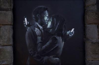 20150103111941-banksy-mobile-lovers.jpg